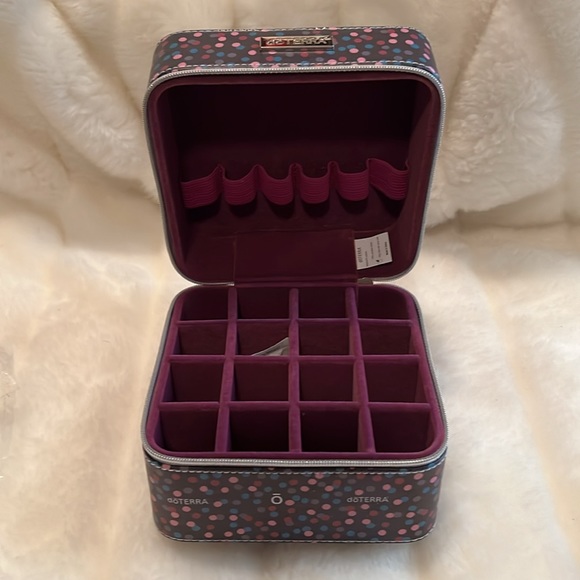 🖤🖤PRICE DROP🖤🖤NWOT💜DOTERRA💜ZIPPER STORAGE CASE💜6 ROLLER BOTTLES &16 OILS - Picture 3 of 7